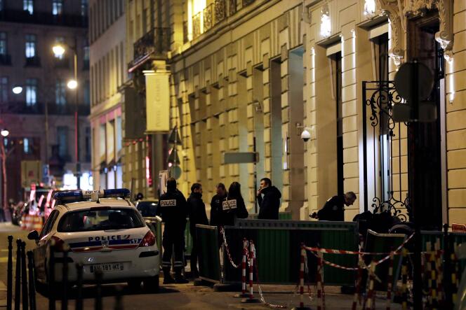 Trois des hommes sont entrés par l’arrière du Ritz, rue Cambon, selon deux sources policières.