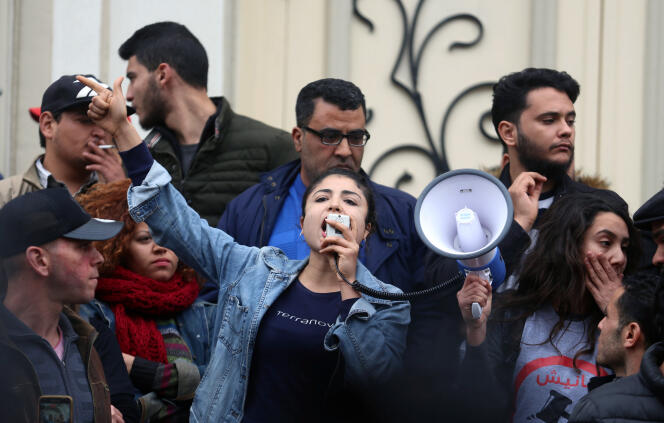 Une étudiante lors de manifestations contre la hausse des prix et des impôts à Tunis, le 9 janvier 2018.
