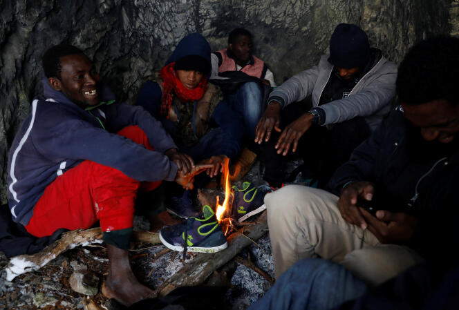 21 décembre 2017. Ce groupe de migrants se réchauffe près de Nevache (Hautes-Alpes) après avoir franchi la frontière franco-italienne.