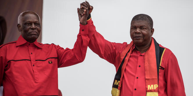L’ancien président de l’Angola José Eduardo dos Santos (à gauche) et son successeur Joao Lourenço (à droite) à Luanda le 19 août 2017 lors de la campagne électorale présidentielle.