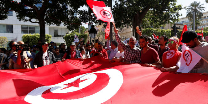 Des manifestants avenue Habib-Bourguiba, dans le centre de Tunis, marchant contre la corruption, le 13 mai 2017.