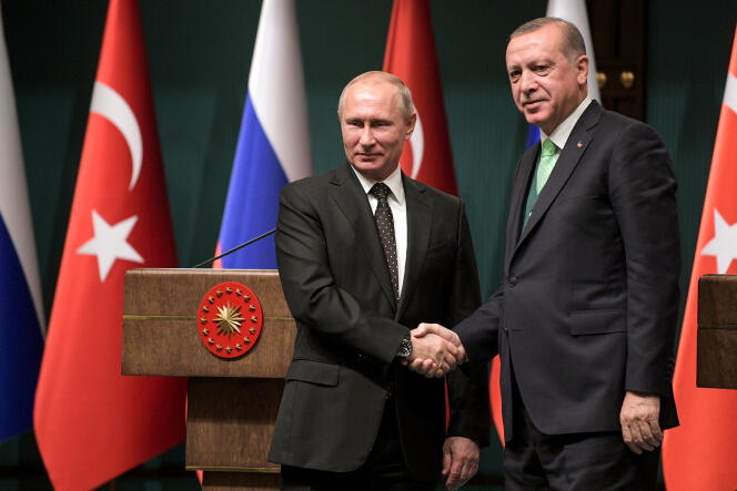 Le président turc, Recep Tayyip Erdogan (à droite), avec son homologue russe, Vladimir Poutine, le 11 décembre 2017.