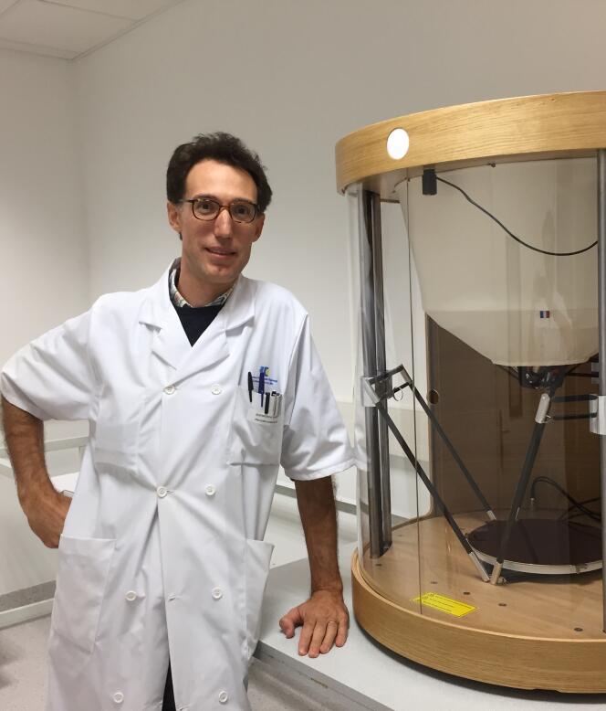Pierre Guerreschi, devant l’imprimante 3D PAM de la start-up française Pollen-AM.