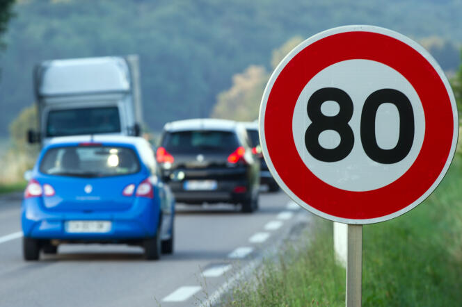 Depuis le 9 janvier 2018, la vitesse de circulation sur les routes secondaires est limitée à 80 km/h, au lieu des 90 km/h qui avaient cours.