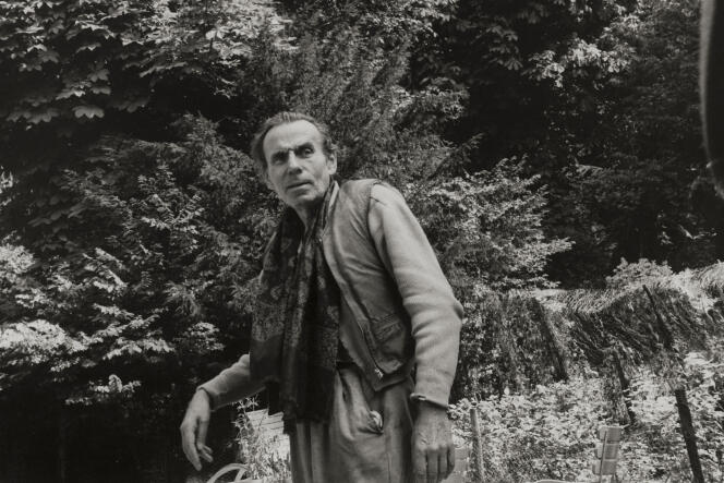 Louis-Ferdinand Céline dans sa propriété de Meudon (Hauts-de-Seine), en 1959.