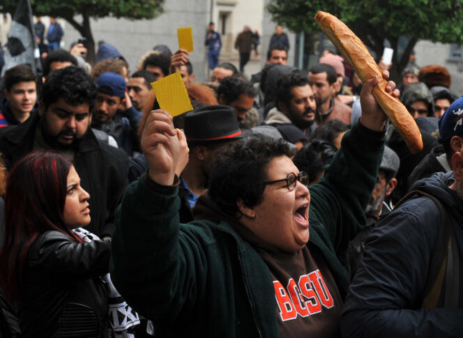 Manifestation, à Tunis le 12 janvier, contre la hausse de la TVA et la mise en place de taxes sur des produits alimentaires de base.