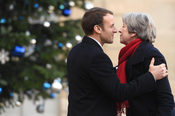 Emmanuel Macron accueillant la première ministre britannique Thérésa May, à Paris, lors du Sommet pour la planète, le 12 décembre.