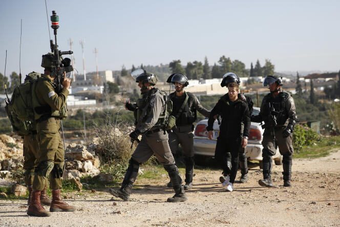 Des policiers israéliens procèdent à l’arrestation d’un Palestinien, après des affrontements qui ont émaillé une manifestation, à Nabi Saleh (Cisjordanie), de soutien à des prisonniers palestiniens.