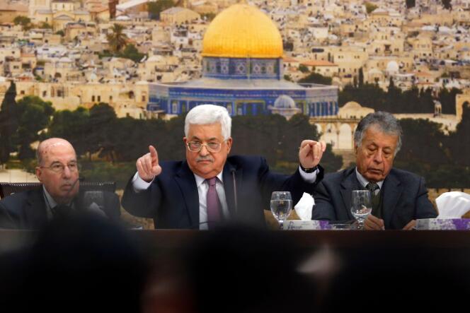 Le président palestinien Mahmoud Abbas, au centre, lors d’une réunion à Ramallah le 14 janvier.
