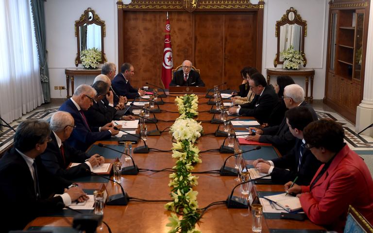 Les représentants des partis politiques, des syndicats et du patronat réunis par le président Béji Caïd Essebsi, à Tunis, le 13 janvier.