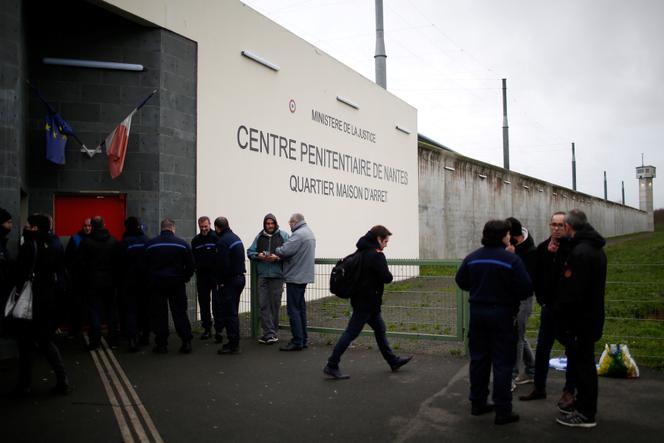 Des gardiens de prison manifestent devant la maison d’arrêt de Nantes, à Carquefou, le 15 janvier 2018.