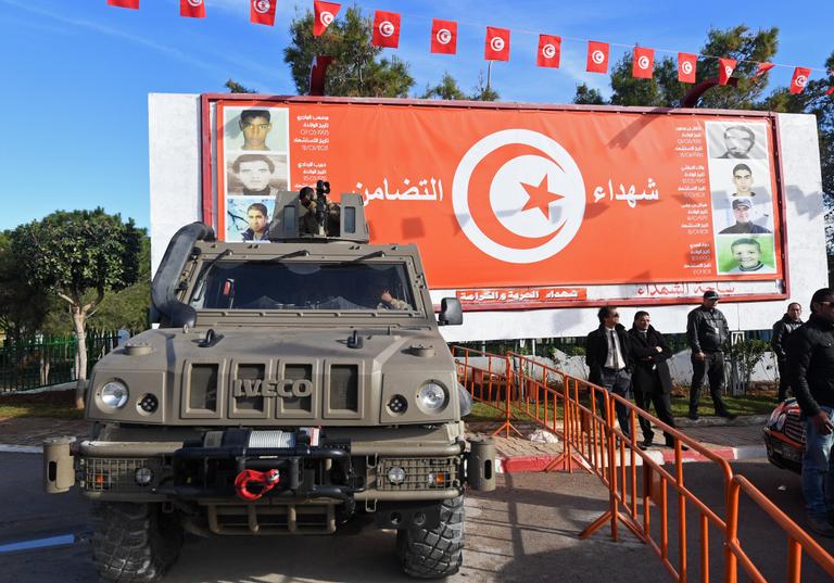 FETHI BELAID/AFP Des forces spéciales tunisiennes montant la garde à Ettadhamen, le 14 janvier 2018.