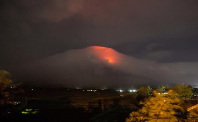 Le cratère du Mayon s’est réveillé, lundi 15 janvier, aux Philippines, menant à l’évacuation de la population alentour.