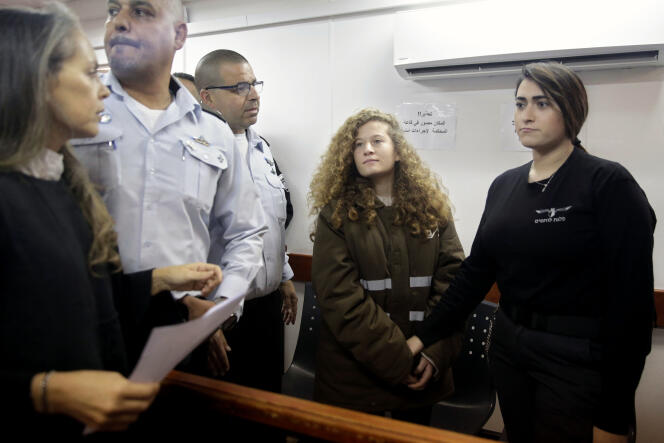 Ahed Tamimi est amenée à la salle d’audience à l’intérieur de la prison militaire d’Ofer, près de Jérusalem, lundi 15 janvier 2018.