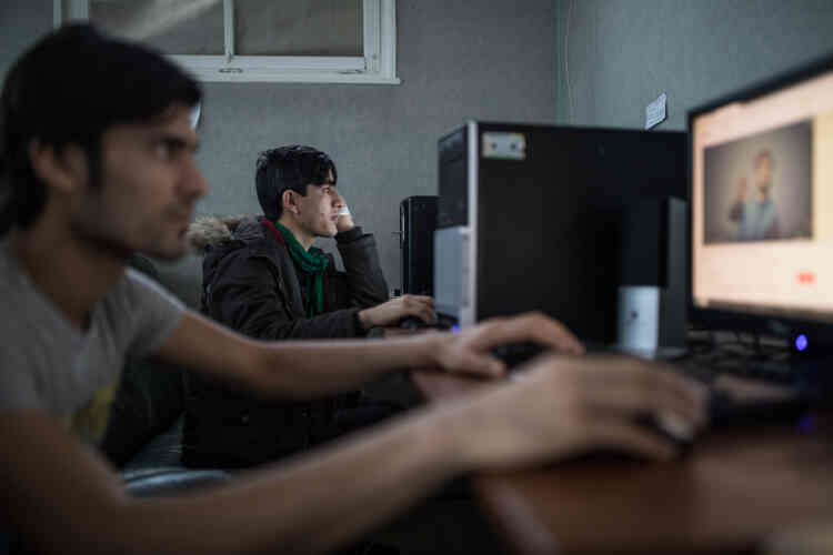 Après le déjeuner de jeunes Afghans vont surfer sur Internet et écouter de la musique. Une salle est mise à leur disposition.
