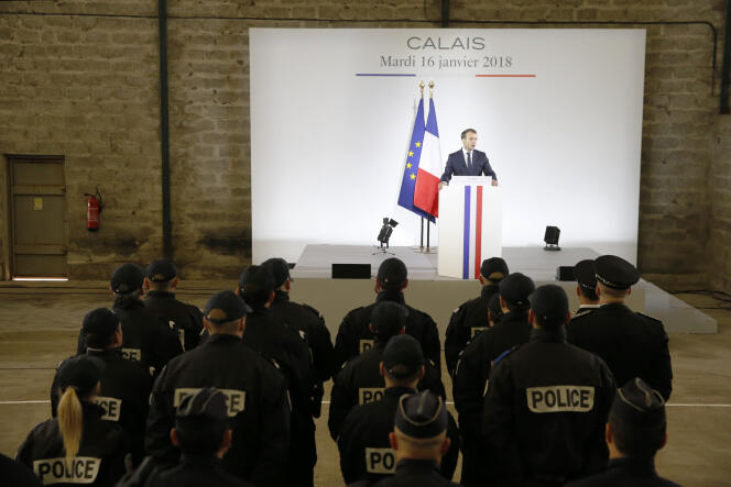 Le chef de l’Etat, Emmanuel Macron, durant son discours à la gendarmerie de Calais, le 16 janvier.
