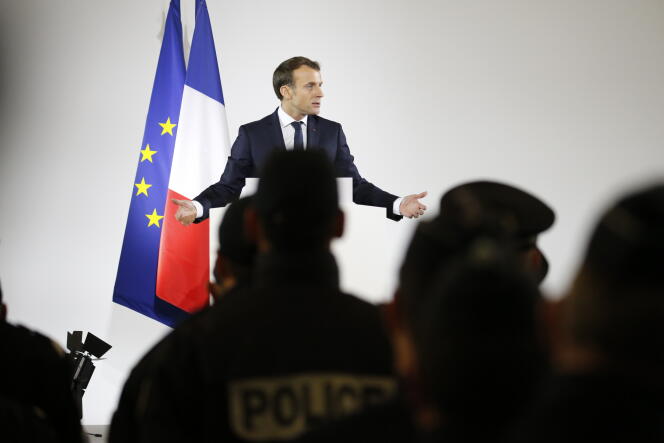 Le chef de l’Etat, Emmanuel Macron, durant son discours à la gendarmerie de Calais, le 16 janvier.