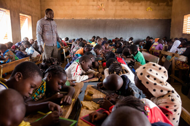 Maxime Sou gère une classe de CE2 de 132 élèves dans l'école Kua C de Bobo-Dioulasso.