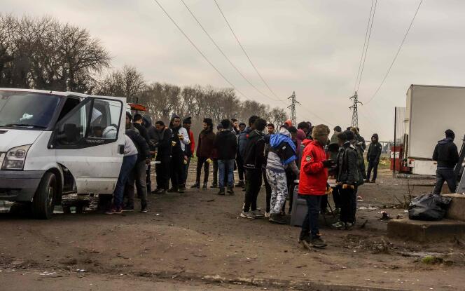 Des migrants font la queue pour obtenir de la nourriture auprès d’associations d’aide, à Calais, le 1er janvier.