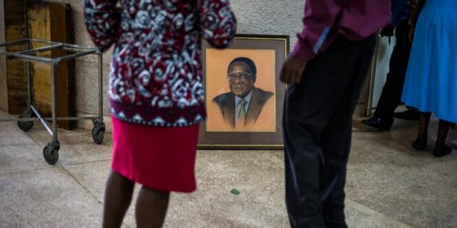Un portrait remisé de l’ancien président zimbabwéen Robert Mugabe, mi-décembre 2017, à Harare, au siège de son parti, la ZANU-PF.