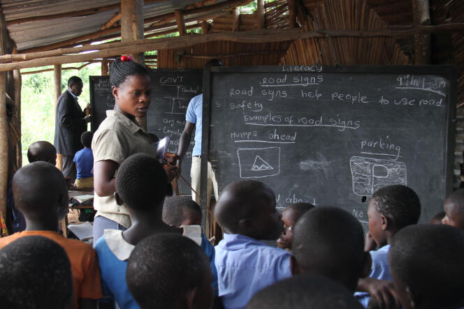 Dans une petite école de brousse de la région de Hoima, l’apprentissage est à l’image du système éducatif ougandais : ambitieux, mais encore très précaire.