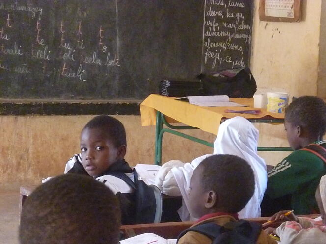 La classe de CIB de l’école Madina 3 à Niamey. Les enfants y apprennent leur leçon en zarma, la langue parlée à L’ouest du Niger.