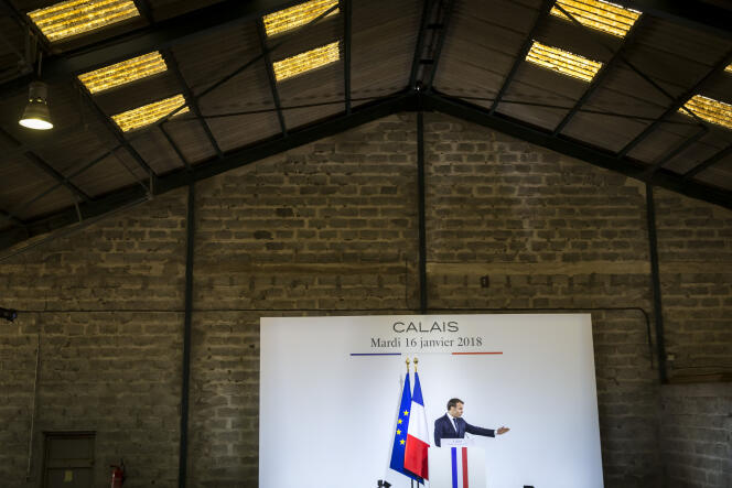 Emmanuel Macron, président de la république, prononce un discours devant les forces de l'ordre à Calais, mardi 16 janvier.
