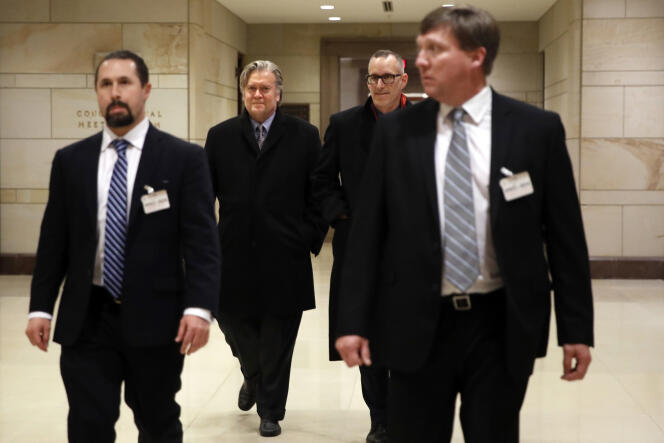Steve Bannon à la sortie de son audition par la Commission du renseignement de la Chambre des représentants mardi 16 janvier.