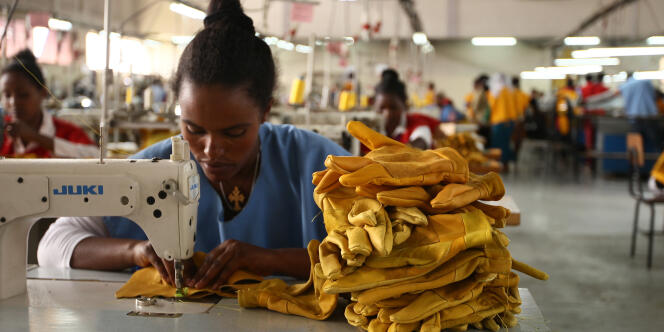 Dans une usine du fabricant britannique de gants Pittards, à Addis-Abeba, en Ethiopie, en mars 2016.