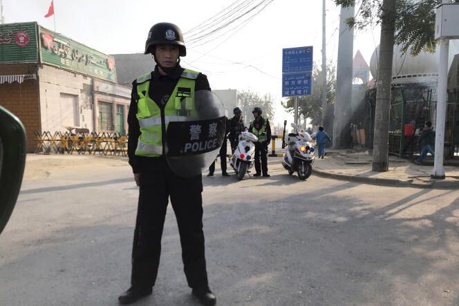 Des policiers postés devant un centre de « rééducation » des Ouïgours, à Korla (ouest du Xinjiang), le 2 novembre 2017.