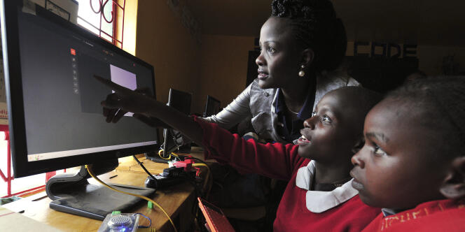 Cours d’informatique dans une école pour filles à Nairobi, au Kenya, en mai 2016.