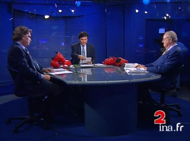 Bernard Tapie face à Jean-Marie Le Pen, lors d’un journal télévisé de l’ex-Antenne 2 présenté par Paul Amar, le 2 juin 1994.