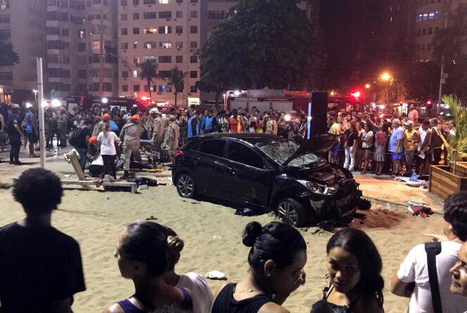 L’automobile, noire, pare-brise cassé et avant enfoncé témoignant de la violence du choc, a fini sa course sur la plage.