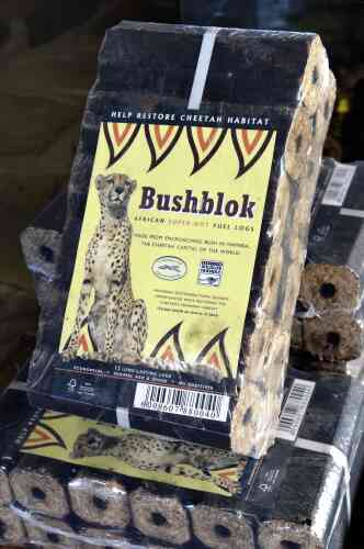 Ces briquettes de bois sont ensuite commercialisées sous la marque « Bushblok ».