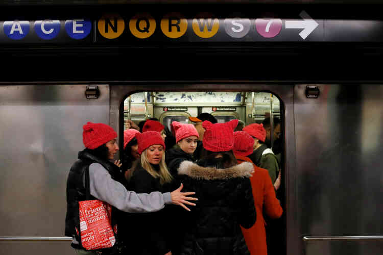 Comme en janvier 2017, des dizaines de milliers de participantes ont défilé coiffées du « Pussyhat », ici, dans le métro de New York, ces bonnets de maille rose aux oreilles de chat, référence à des propos tenus par Donald Trump qui se vantait en 2005 d’« attraper les femmes par la chatte » et d’en « faire tout ce qu’on veut ».