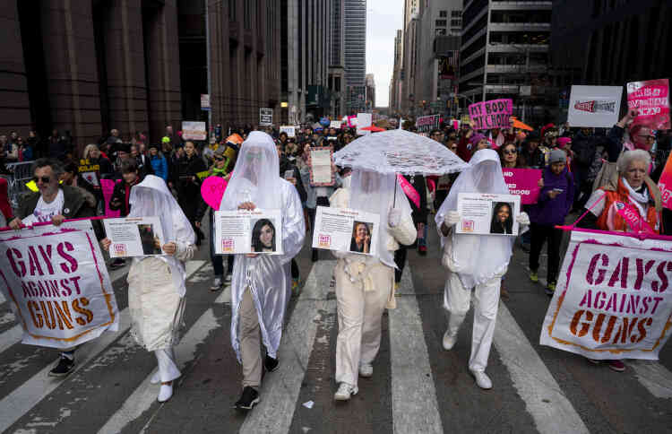 Les militants de "Gays Against Guns" (les gays contre les armes)  se sont joints à la marche qui a rassemblé 100 000 personnes à New York, selon une porte-parole de la police.