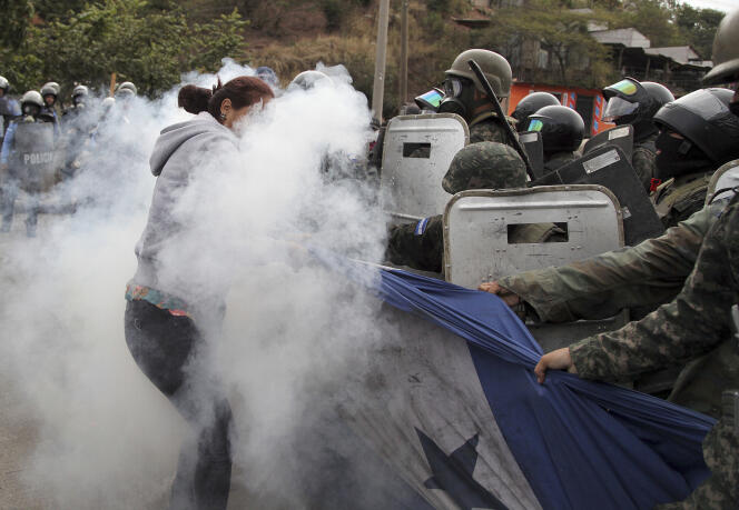 Une supportrice de Salvador Nasralla confrontée aux forces de l’ordre, à Tegucigalpa, samedi.