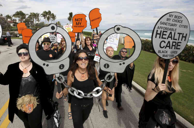 A West Palm Beach, en Floride, les manifestants ont marché vers la résidence du président, à Mar-a-Lago, pour manifester leur opposition à l’administration Trump.
