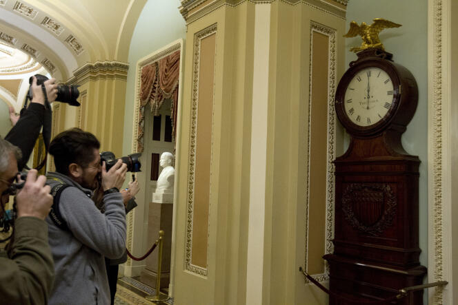 A Washington, vendredi 19 janvier, l’horloge devant le Sénat sonne minuit, heure à laquelle le « shutdown » est entré en vigueur faute d’accord budgétaire provisoire.