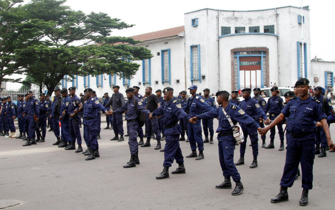 Les forces de police, à Kinshasa, en marge d’un rassemblement interdit contre le pouvoir de Joseph Kabila, le 21 janvier.