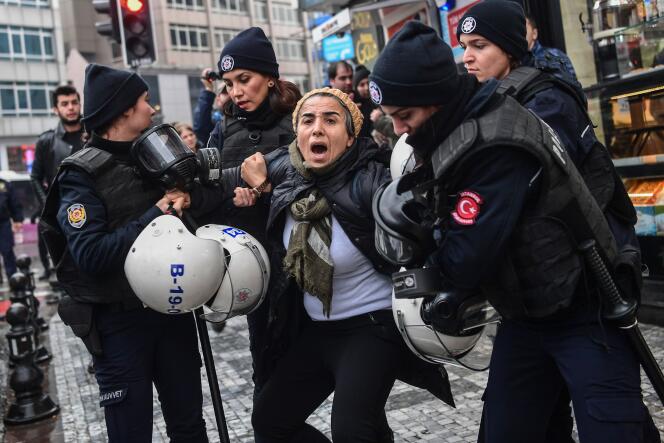 La police anti-émeutes turque procède à l’arrestation d’une femme protestant contre l’opération « Rameau d’olivier » menée en Syrie, le 21 janvier à Istanbul.