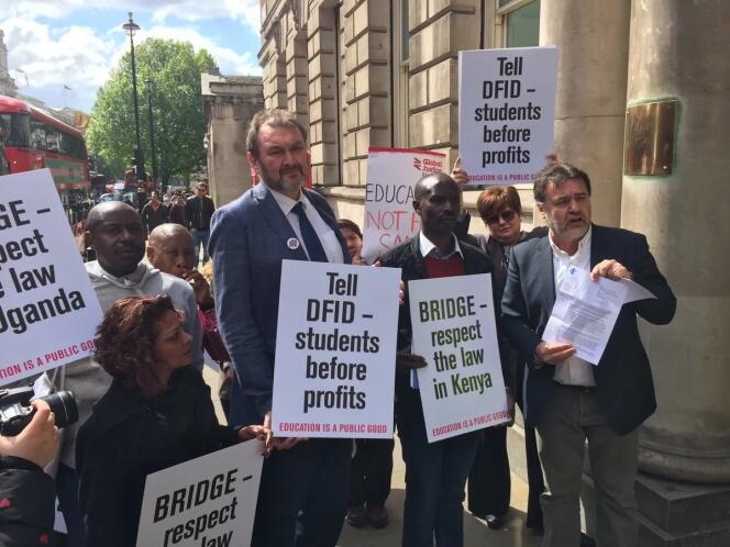 Des ONG manifestent devant le ministère de la coopération britannique pour qu’il cesse de subventionner Bridge, le 1 er août 2017, à Londres.
