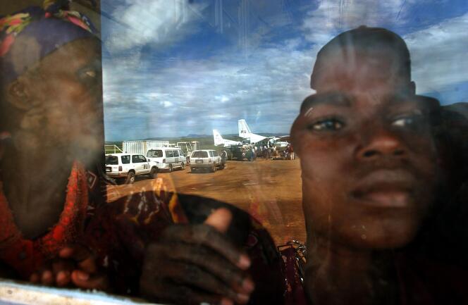 A l’aéroport de Bunia (Ituri), en mai 2003, des personnes déplacées par le conflit attendent des vols humanitaires des Nations unies.