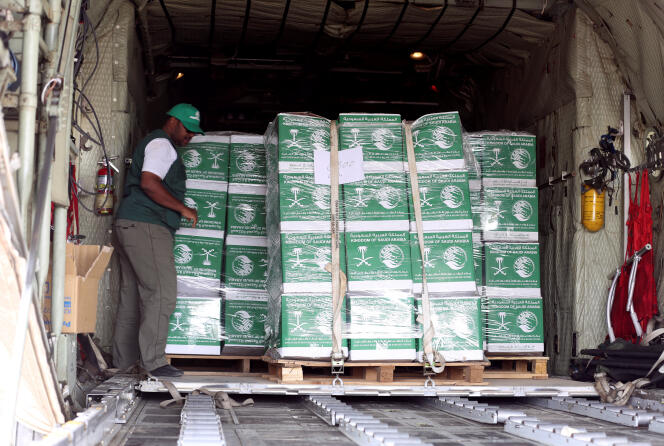 Un avion cargo saoudien chargé d’aide humanitaire, à Marib, au Yémen, le 22 janvier.