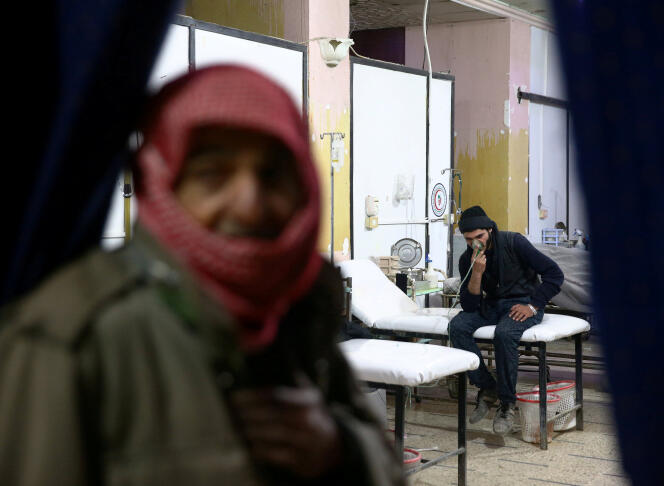 Dans un centre médical de Douma, dans la Ghouta orientale, où au moins 21 victimes de suffocation ont été recensées par l’Observatoire syrien des droits de l’homme.