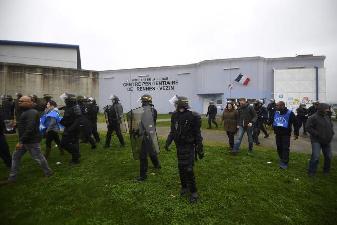 La police anti-émeute disperse des gardiens de prison bloquant l’accès à la prison de Vezin-le-Coquet, dans la banlieue de Rennes, le 22 janvier.