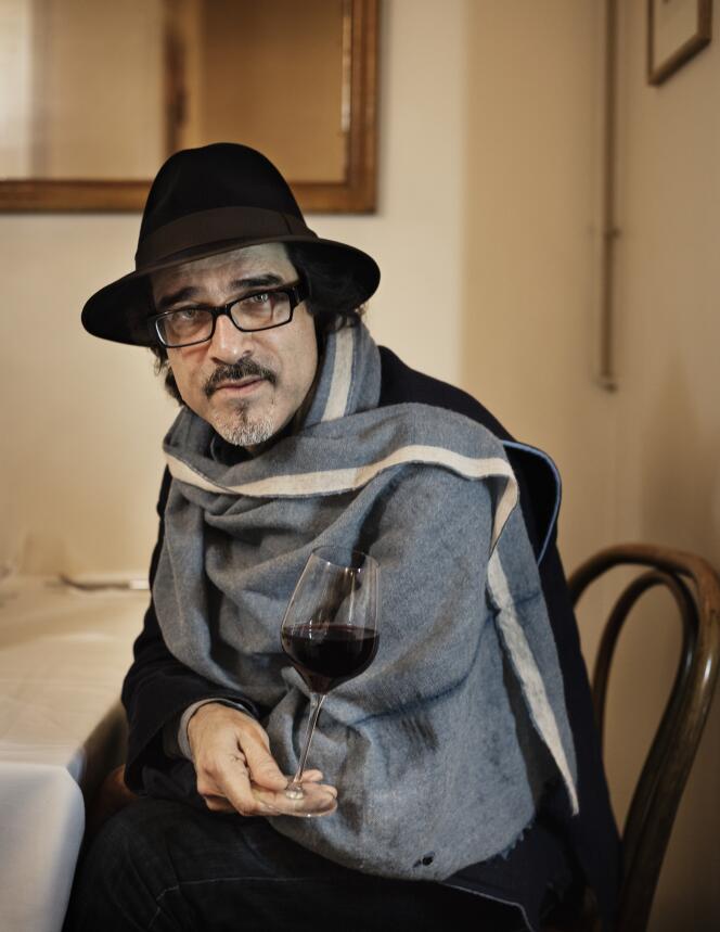 Le poète, écrivain et cinéaste Atiq Rahimi, photographié au restaurant Le Cette, à Paris, le 18 janvier 2018.