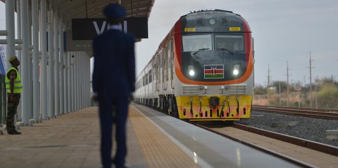 L’une des locomotives acquises par le Kenya, avec à son bord le président Uhuru Kenyatta, lors de l’inauguration, le 31 mai 2017, de la liaison construite par la Chine entre Nairobi et Mombasa.