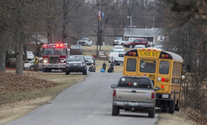 Un adolescent de 15 ans a ouvert le feu sur ses camarades de classe, en tuant deux et en blessant 19 autres.