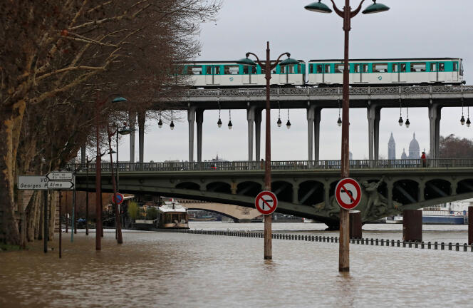 Sur les bords de Seine, à Paris, le 23 janvier.